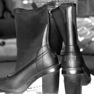 HUNTER rubber bootie with heel and neoprene sock.